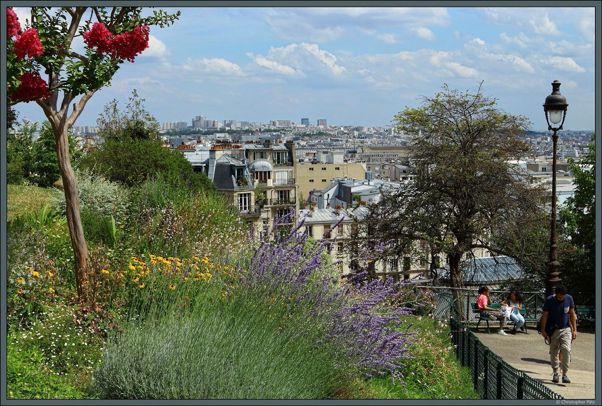 Vom Hgel Montmartre bietet sich ein schner Blick auf Paris. Hier zu sehen der Blick Richtung Osten zum Stadtteil Quartier d'Amrique. (17.07.2018)