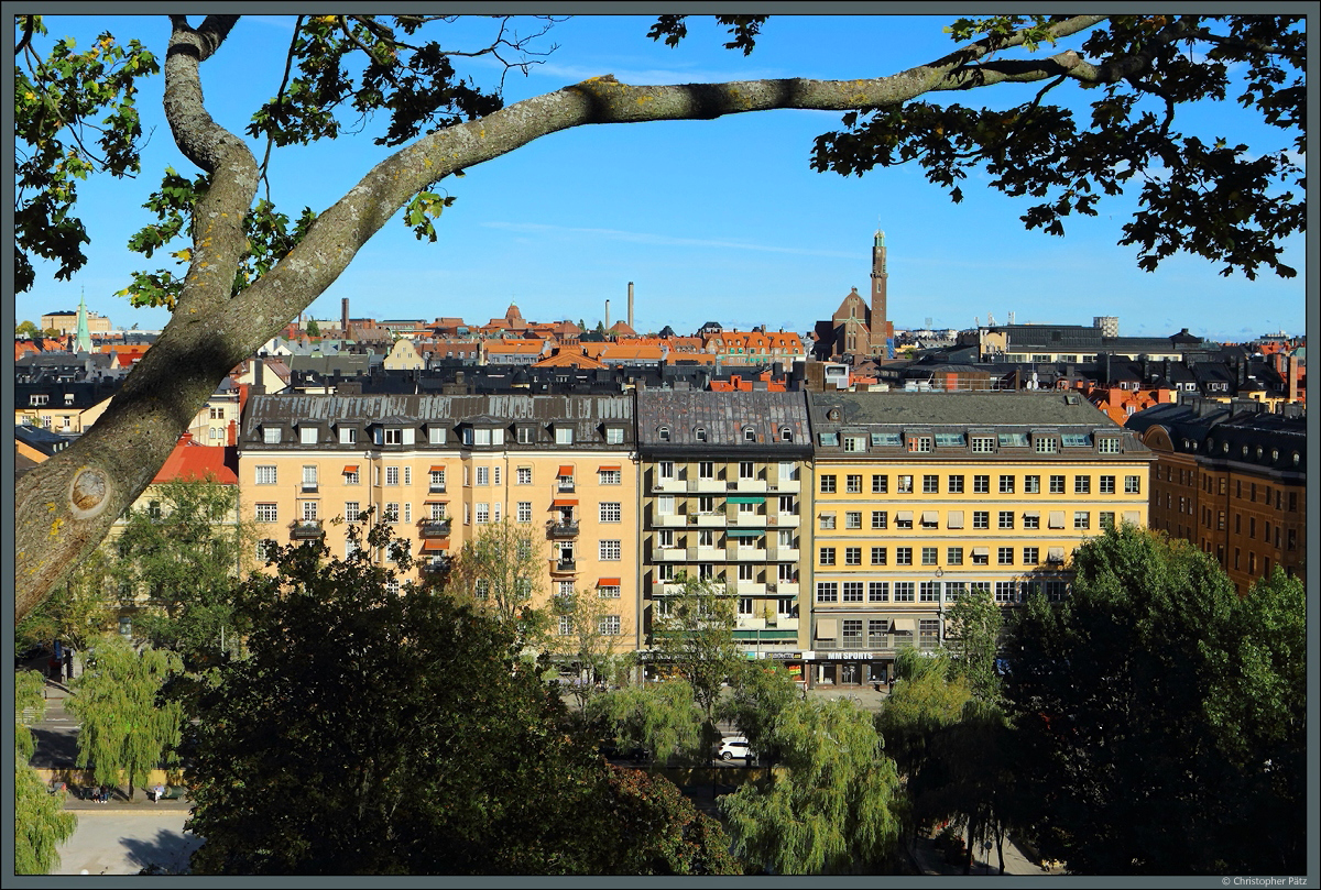 Vom Hgel Observatoriekullen, auf dessen Gipfel eine Sternwarte steht, hat man einen weiten Blick ber den Stadtteil Vasastaden. Die 1914 fertiggestellte Engelbrekts-Kirche mit ihrem 65 m hohen Turm berragt die umliegenden Huser deutlich. (Stockholm, 27.09.2021)