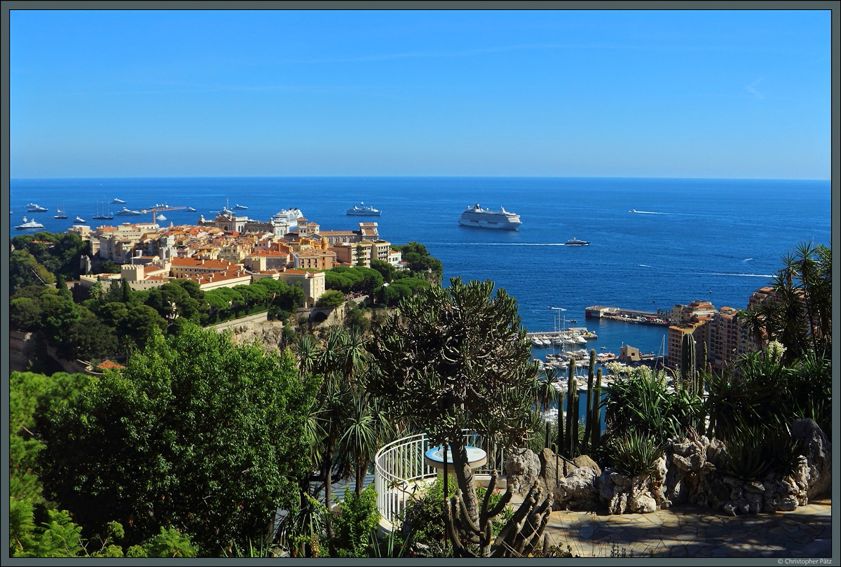 Vom Jardin Exotique hat man einen guten berblick ber Monaco. Links ist das historische Stadtzentrum Monaco-Ville mit dem Frstenpalast zu sehen. (27.09.2018)