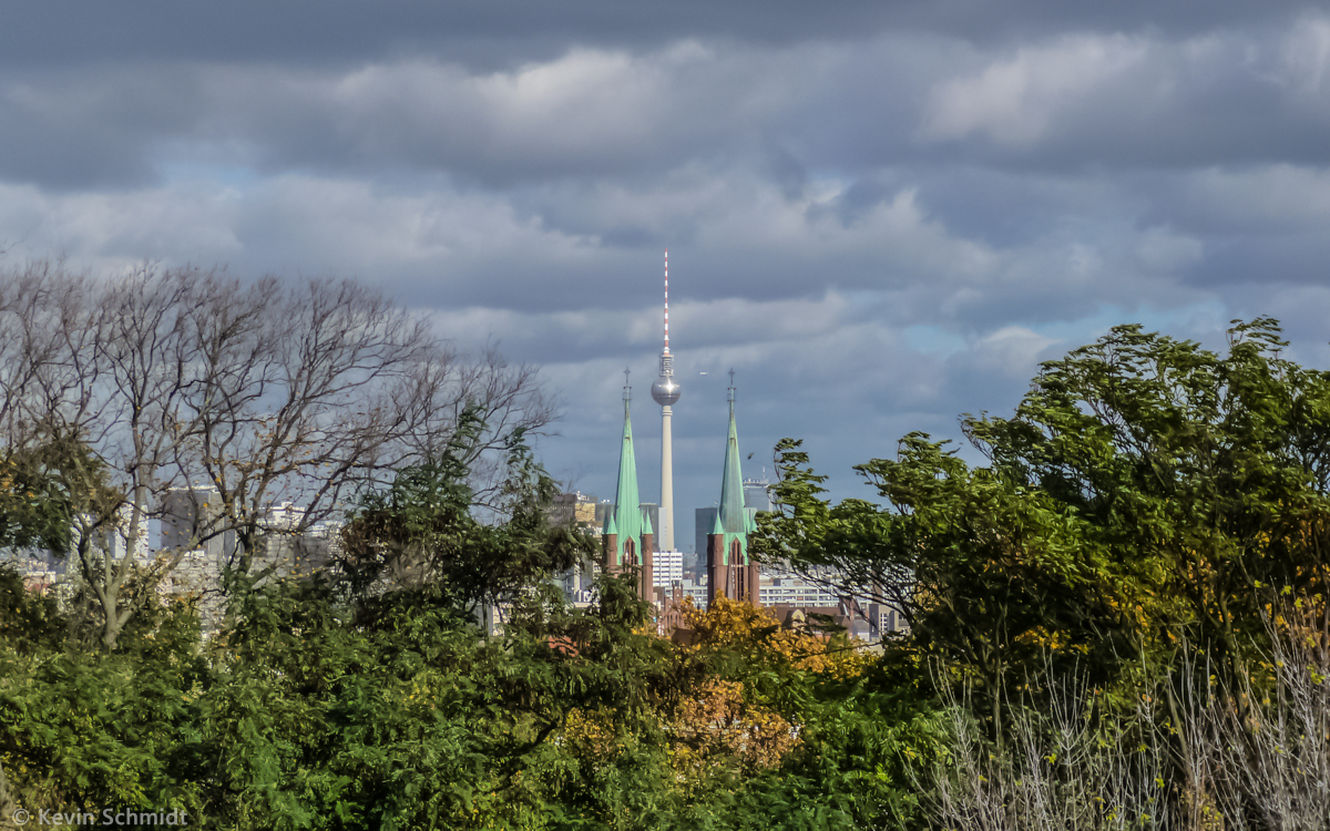 Vom Kreuzberg aus hat man einen interessanten Blick auf den Berliner Fernsehturm durch die beiden Trme der Kirche St. Bonifacius hindurch. (18.10.2013)