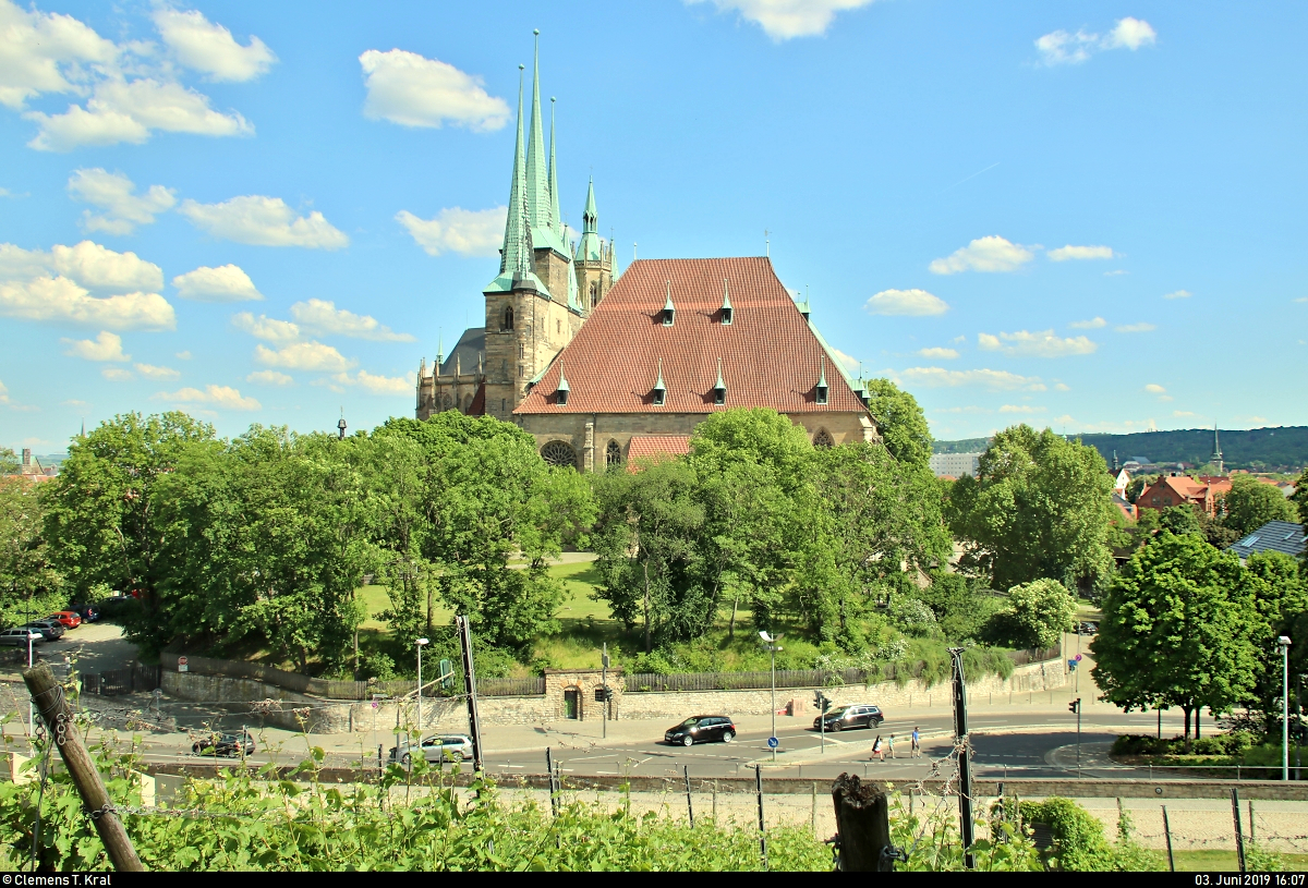 Vom Petersberg in Erfurt hat man einen guten Blick auf die vom Grn umsumte Kirche St. Severi und den dahinterliegenden Erfurter Dom.
[3.6.2019 | 16:07 Uhr]