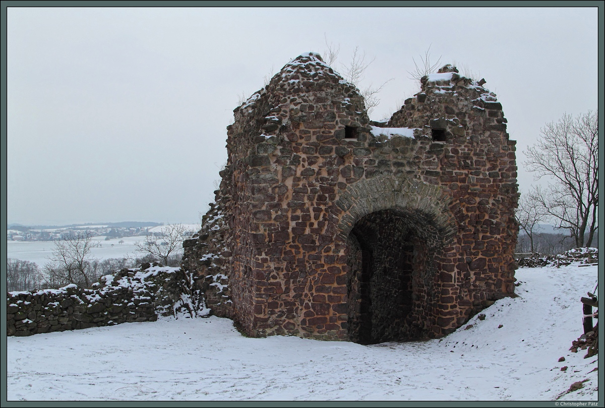 Von der im 12. Jahrhundert errichteten Ebersburg ist neben dem mchtigen Bergfried auch das eindrucksvolle Kammertor erhalten geblieben, das den Eingang zur Unterburg darstellt. Vor diesem Tor lag mit der Vorburg noch ein weiterer Verteidigungsring. Im Hintergrund ist das Dorf Herrmannsacker erkennbar. (24.01.2015)