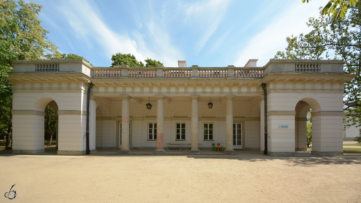 Von 1791 bis 1792 wurde die Alte Kordegarda (Hauptwache) im Łazienki-Park errichtet. (Warschau, August 2015)