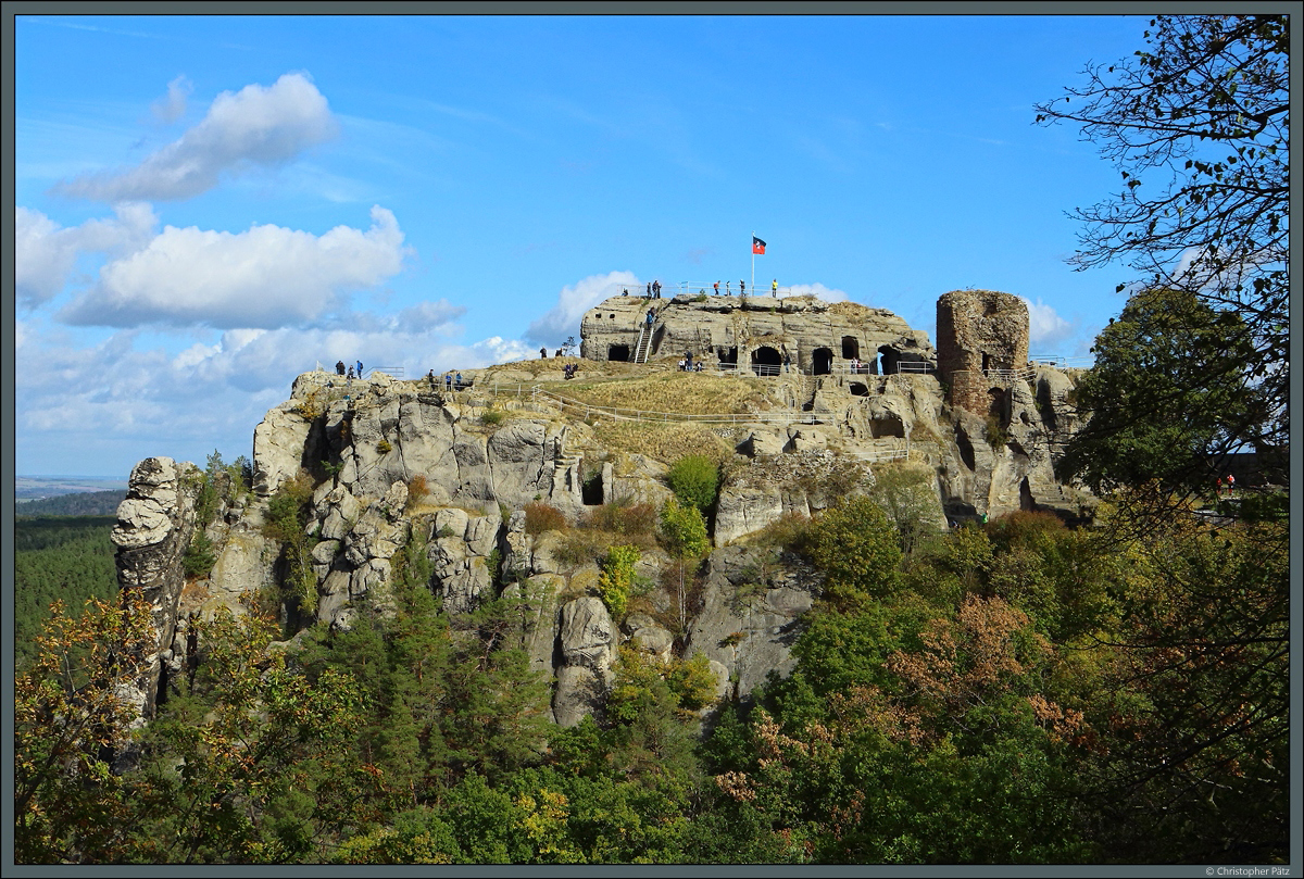 Von der Bastion Scharfe Ecke hat man einen guten Blick auf die Burgruine Regenstein. Wesentliche Teile der aus dem 12. Jahrhundert stammenden Anlage wurden in den weichen Sandstein hineingeschlagen. Im 17. Jahrhundert wurde die Burg zur Festung ausgebaut. (bei Blankenburg, 02.10.2022)