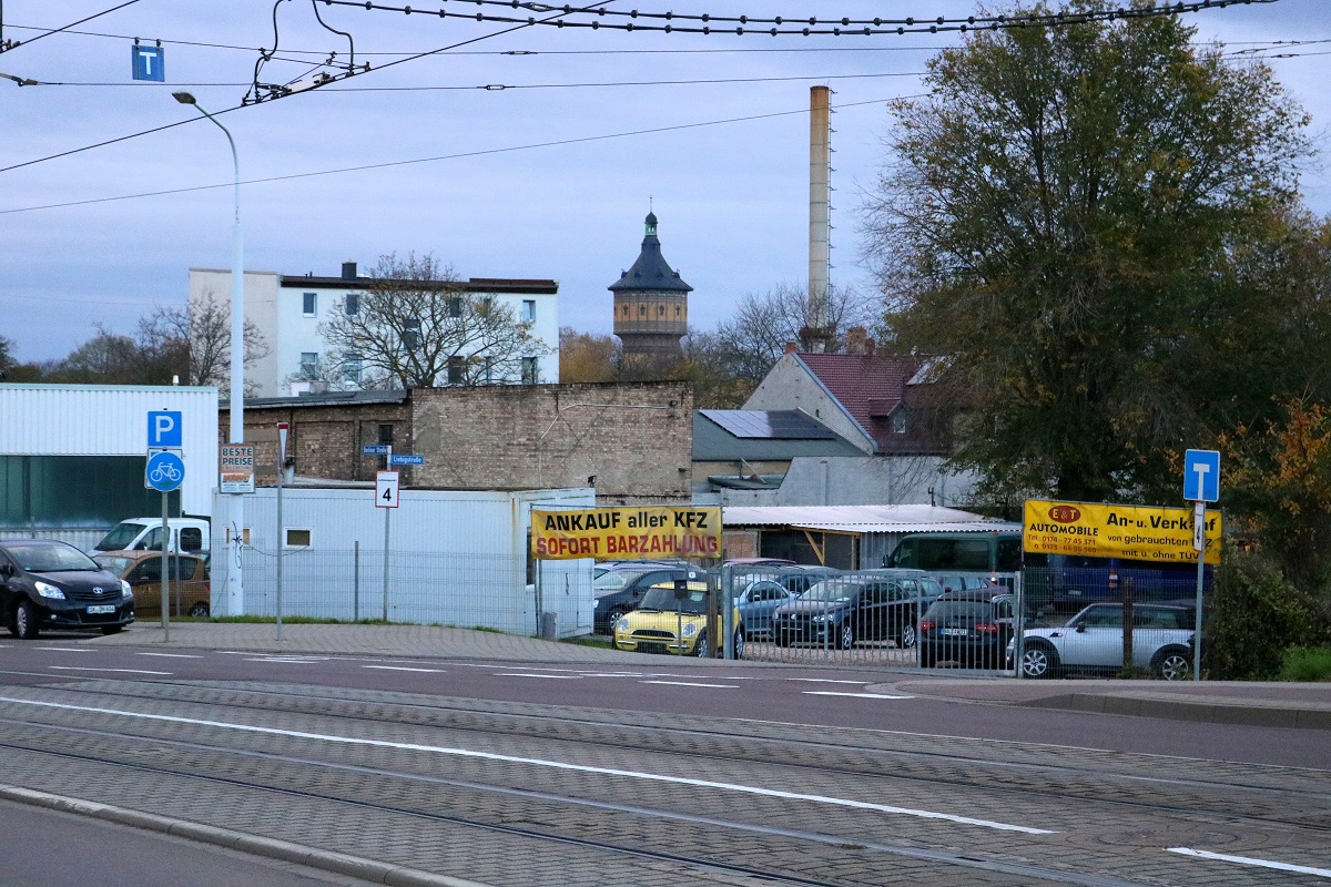 Von der Berliner Strae aus kann man hinter Husern und Bumen die obere Hlfte des 54 m hohen Wasserturms Nord in Halle (Saale) erkennen. [31.10.2017 | 16:12 Uhr]