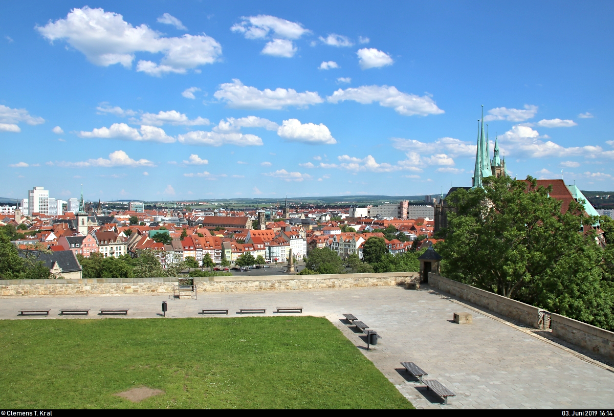 Von der Festung Petersberg kann man sehr gut auf die Erfurter Altstadt mit der Kirche St. Severi und dem Erfurter Dom (rechts) schauen.
Nur leider war die im Vordergrund zu sehende Plattform wegen Baumanahmen gesperrt, sodass ich nur vom Restaurant  Glashtte  fotografieren konnte.
[3.6.2019 | 16:14 Uhr]