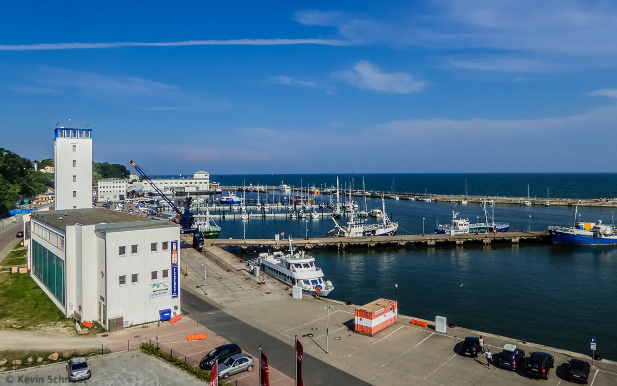 Von der Hafenbrcke aus hat man in Sassnitz einen guten Blick ber den Altstadthafen. Hier findet noch Ausflugsverkehr mit Schiffen in Richtung Sellin, Binz und Kap Arkona statt. Das Gelnde ist heute auch u. a. mit dem Fischerei- und Hafenmuseum im alten sog. Glasbahnhof fr touristische Nutzung bedeutend. (26.07.2014)