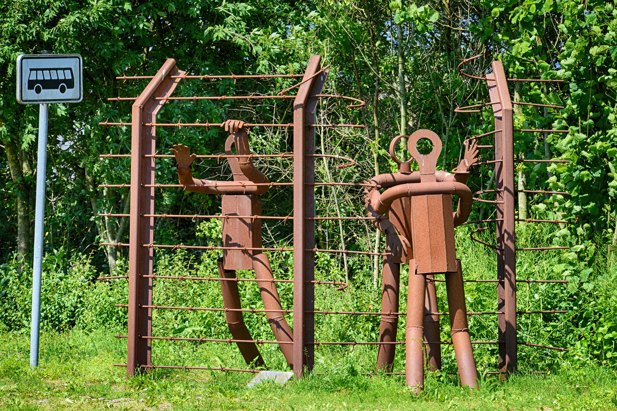 Von Jugendlichen errichtete Skulptur an der KZ-Gedenk- und Begegnungssttte Ladelund. Ladelund ist die lteste KZ-Gedenksttte Schleswig-Holsteins und eine der ltesten in Deutschland.
Aufnahme: 2. Juni 2019.