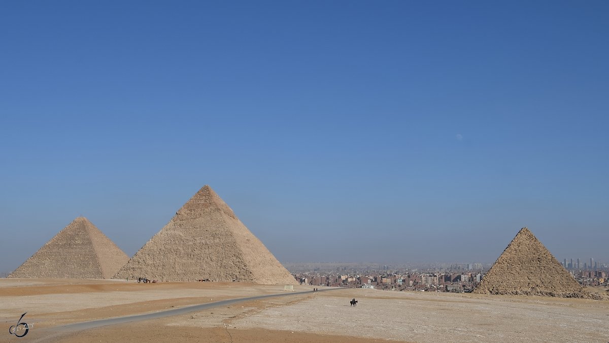 Von links nach rechts und der tatsächlichen Größe nach die Cheops-Pyramide, Chephren-Pyramide und die Mykerinos-Pyramide. (Gizeh, Dezember 2018)