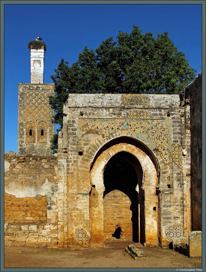 Von der Moschee der Chellah von Rabat sind das Minarett und ein Portal noch gut erhalten geblieben. Von der umfangreichen Keramikverzierung sind allerdings nur noch wenige Reste vorhanden. (Rabat, 23.11.2015)