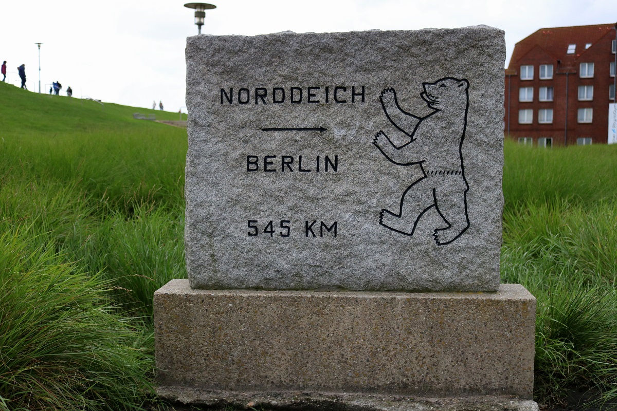 Von Norddeich nach Berlin muss man 545 km weit fahren. Dieser Stein befindet sich am Deich, zwischen dem Haus des Gastes und dem Lesesaal. [24.7.2017 - 18:55]