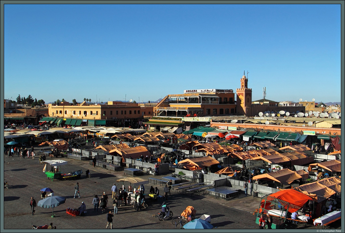 Von den Restaurants am Rande des Djamâa el-Fna hat man einen guten Überblick über den Platz. Allabendlich werden dort zahlreiche kleine Garküchen errichtet. (Marrakesch, 24.11.2015)