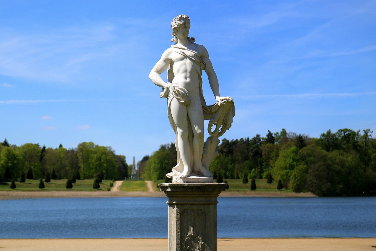 Vor dem Grienericksee konnte eine Skulptur im Garten des Schlosses Rheinsberg aufgenommen werden. [11.5.2017 | 13:09 Uhr]