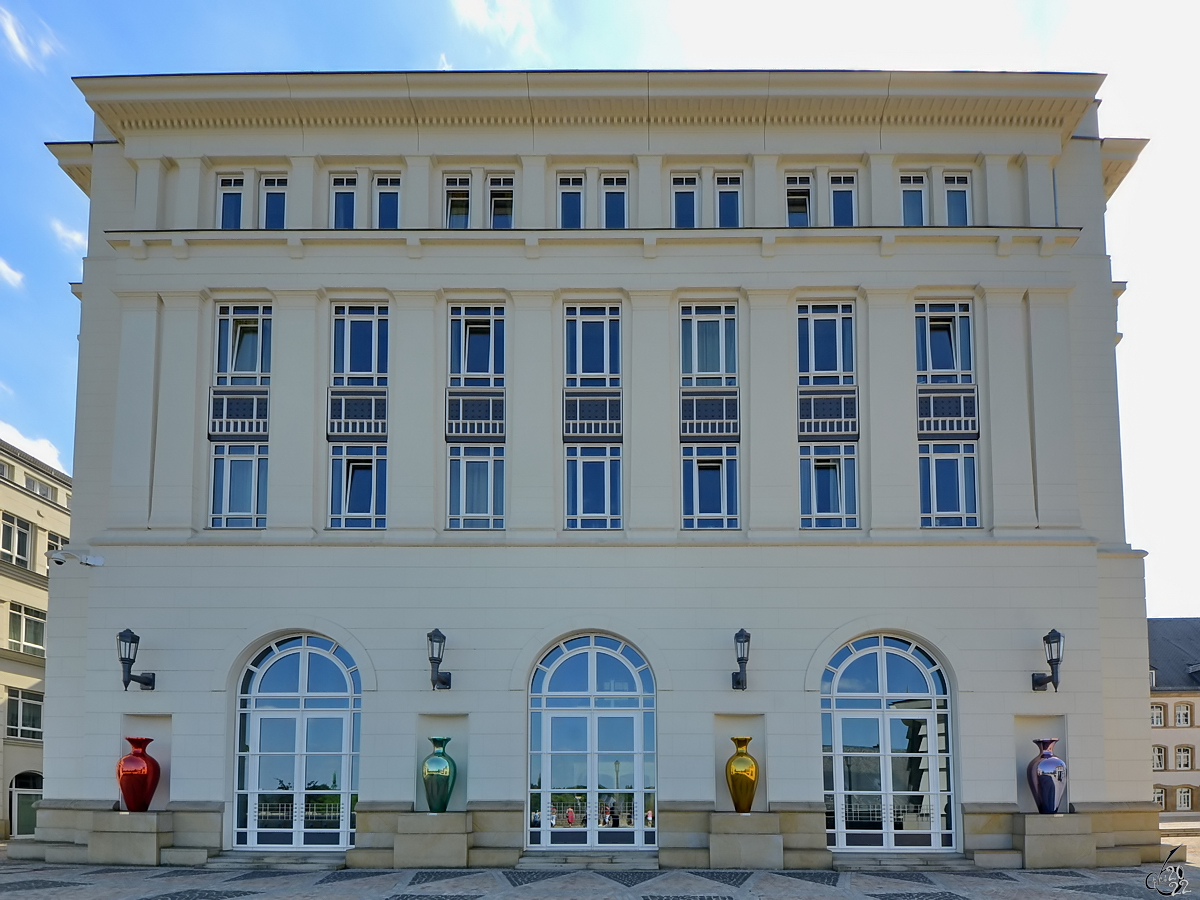 Vor dem Justizpalast in Luxemburg stehen vier 1,80 Meter hohen lackierten Vasen aus Stahl, deren Farben die 4 Elemente Feuer, Wasser, Erde und Luft darstellen sollen. (Juli 2013)