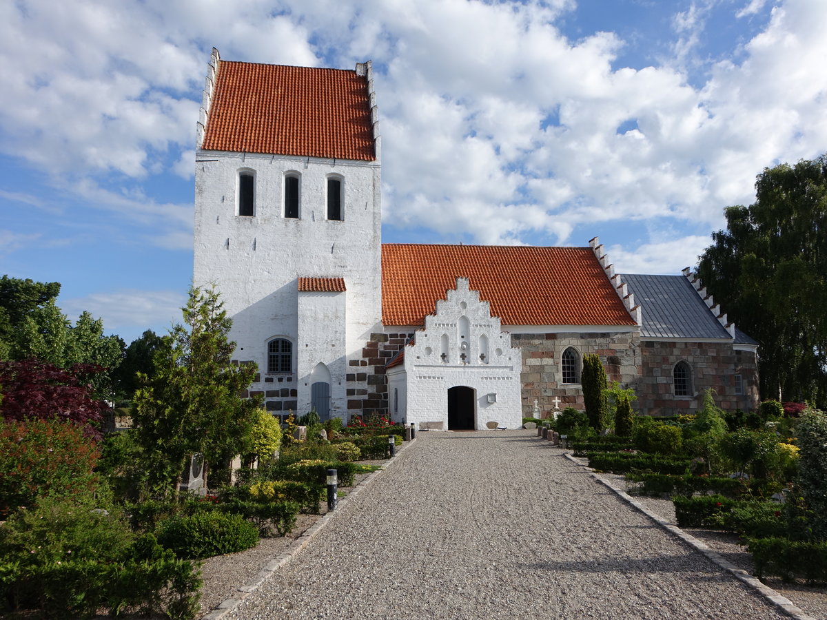 Vor Frue Kirke in Fldstrup, erbaut im Mittelalter ab 1150 (06.06.2018) 
