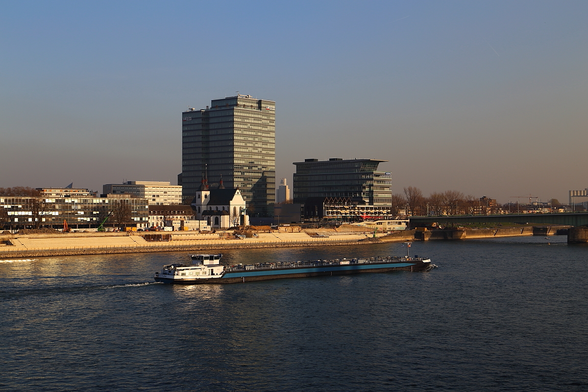 Vor der Kulisse des Klner Stadtteils Deutz, kmpft sich ein Tankschiff am spten Nachmittag des 13.03.2014, entgegen der Rhein-Strmung, in Richtung Bonn. (Aufnahme von der Hohenzollernbrcke)