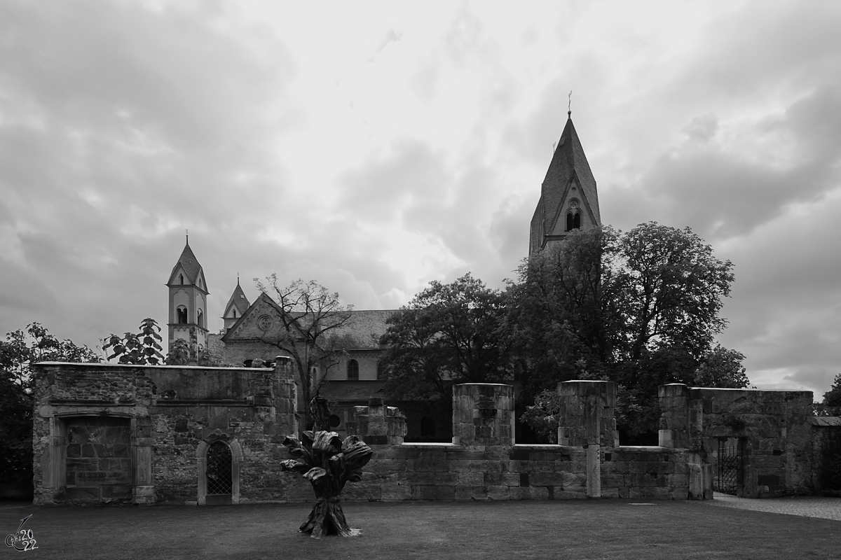 Vor den Mauern der romanischen Basilika St. Kastor. (Koblenz, September 2013)