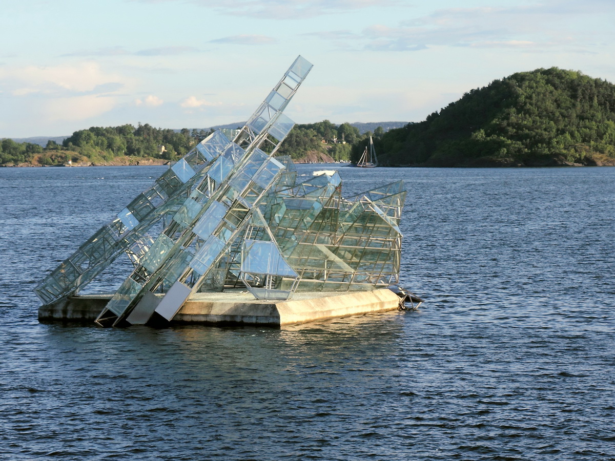 Vor der Oper in Oslo kann man das Viking Ship Monument sehen, so auch am 04. Juli 2016.