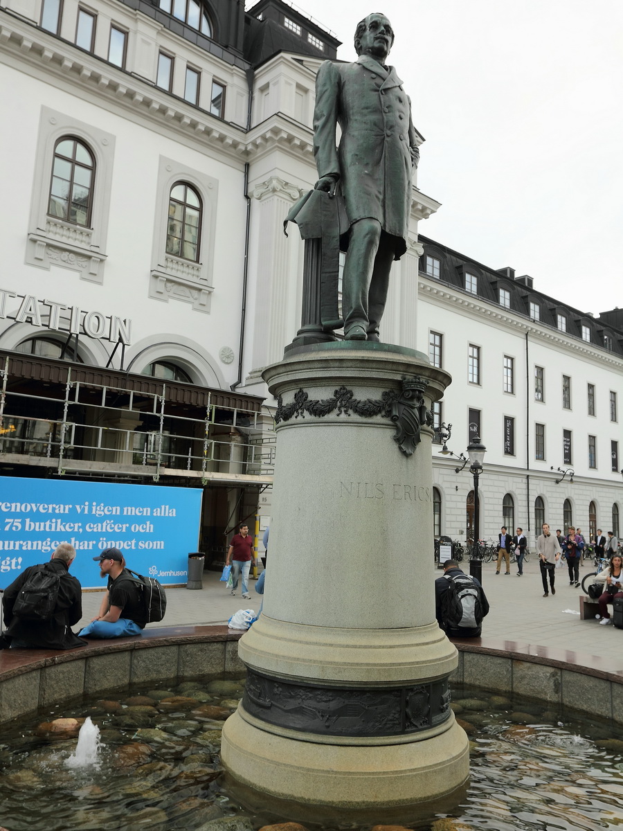 Vor der  Stockholm Central Station steht die Figur von Nils Ericson dem schwedischer Ingenieur.Er war Leitender Ingenieur der Eisenbahnbauten. Gesehen am 19. Juni 2016.
