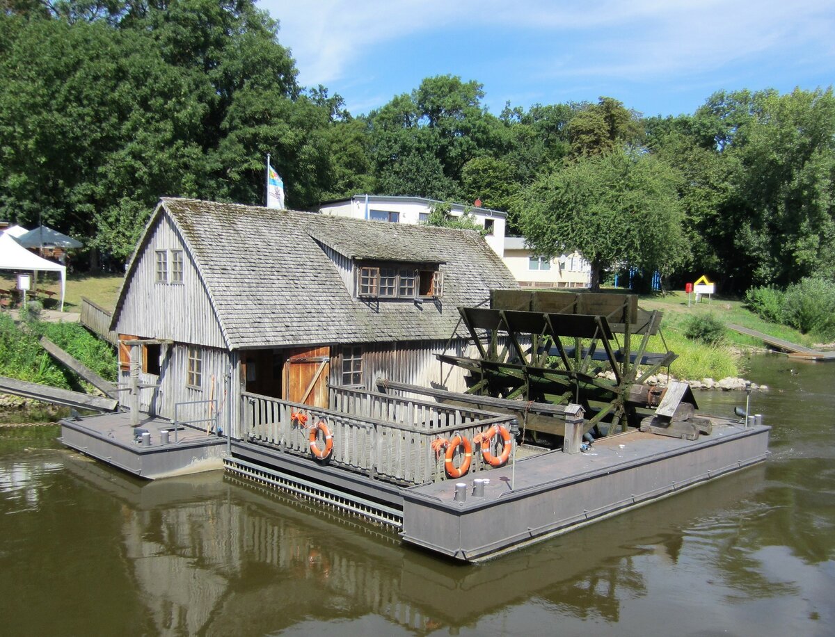 Vorbeifahrt an dem Nachbau einer historischen Schiffmhle auf der Weser bei Minden am 03.08.2022