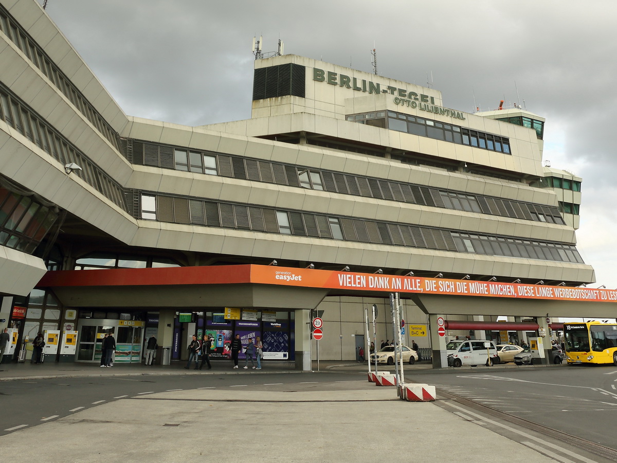Vorfahrtbereich des Flughafen Tegel in Berlin am 24. Oktober 2020.