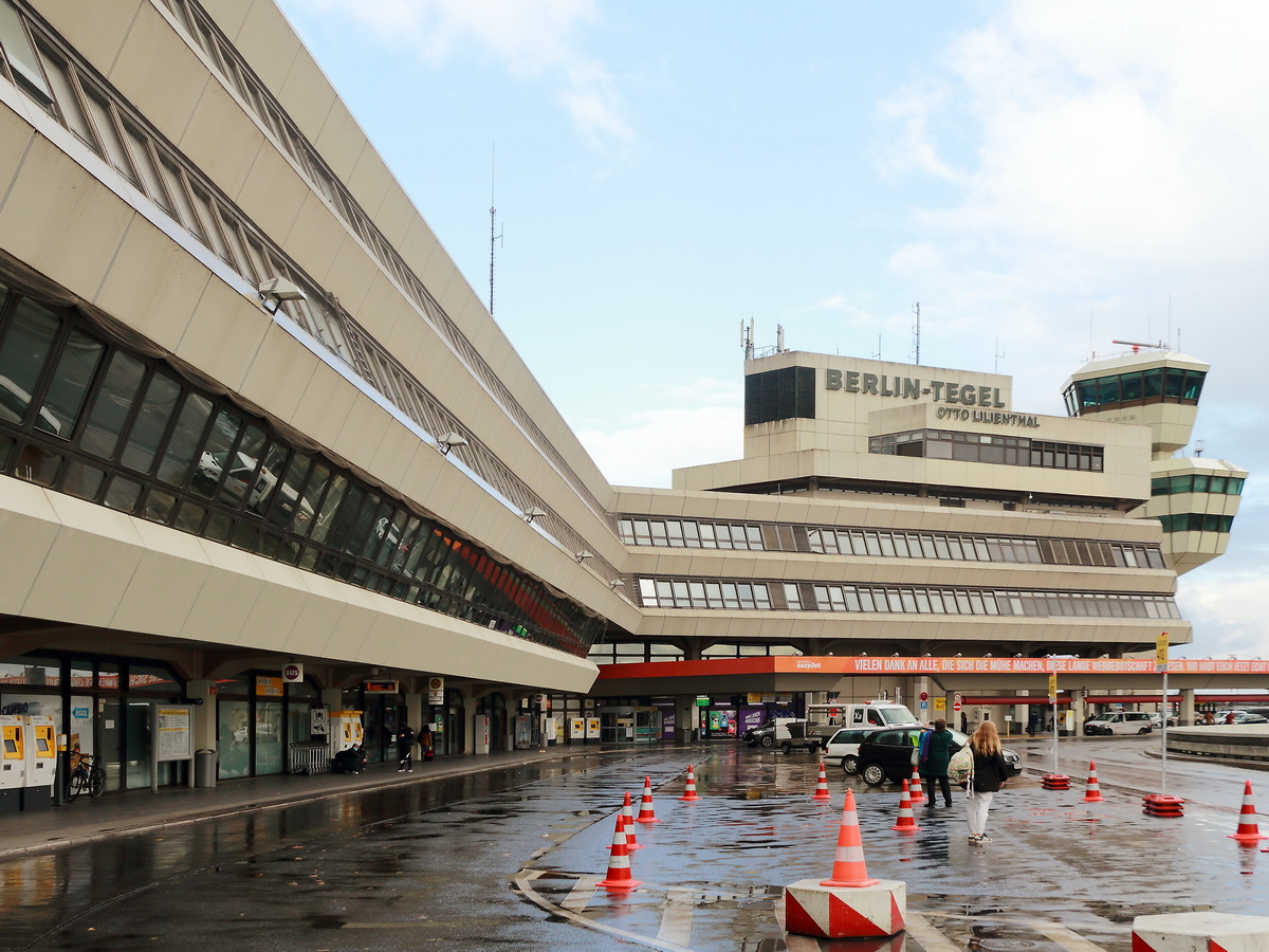 Vorfahrtsbereich fr Busse am  Berlin-Tegel  Otto Lilienthal  (TXL) in Berlin am 29. Oktober 2020.