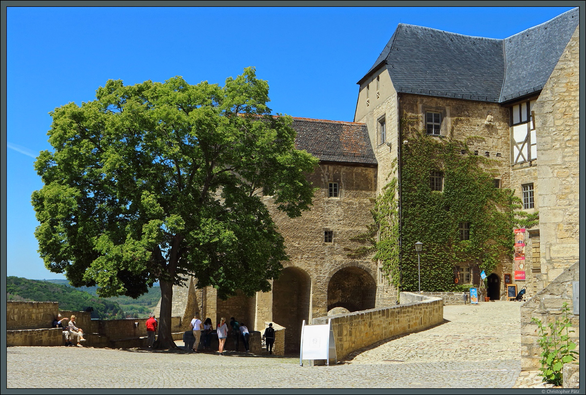 Vorhof der der Kernburg mit Torhaus und Wohnturm von Schloss Neuenburg. (Freyburg, 01.06.2020)