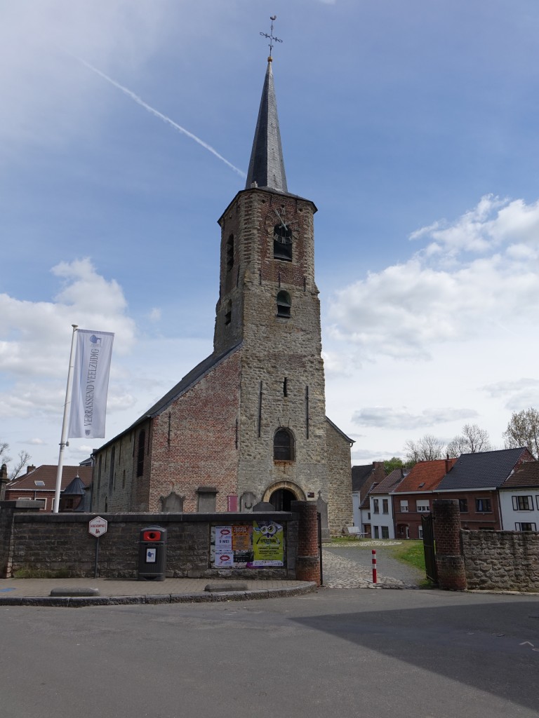 Vossem, romanische St. Paulus Kirche, erbaut im 12. Jahrhundert, Chor und Sakristei 13. Jahrhundert, von 1695 bis 1699 barockisiert (27.04.2015)