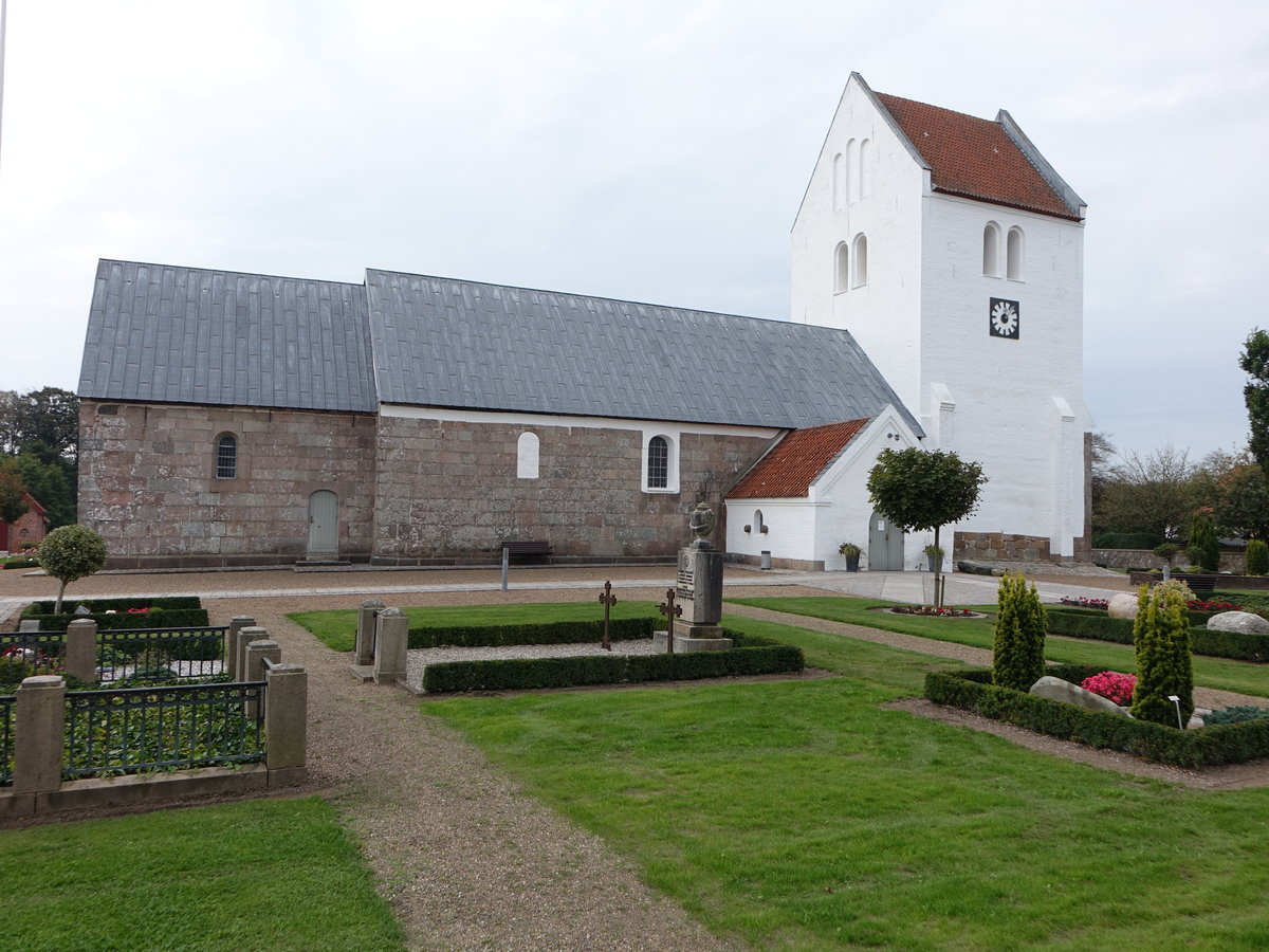Vra, romanische evangelische Dorfkirche, erbaut im 12. Jahrhundert (23.09.2020)