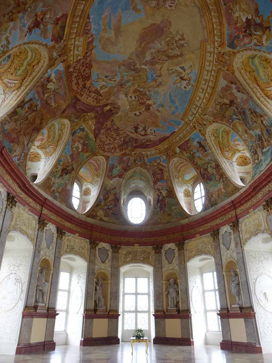 Vranov nad Dyj, Ahnensaal im Schloss Frain. Die Standbilder bedeutender Althanner fr die Wandnischen schuf der Wiener Bildhauer Tobias Kracker, die Fresken Johann Michael Rottmayr (29.05.2019)