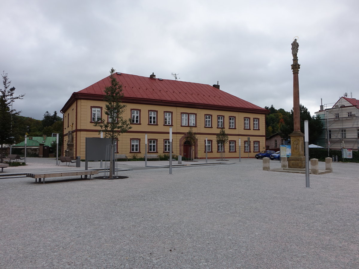 Vrchlabi / Hohenelbe, Pfarrhaus und Mariensule am Namesti Miru (29.09.2019)