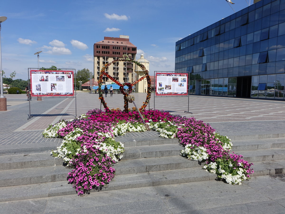 Vukovar, Blumengesteck und Rathaus am Platz der Republik (02.05.2017)