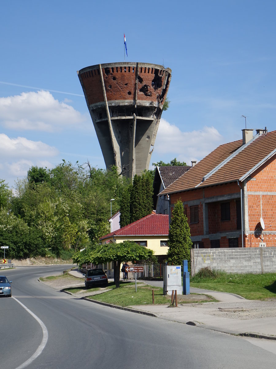 Vukovar, im Burgerkrieg von 1992 beschdigter Wasserturm (02.05.2017)