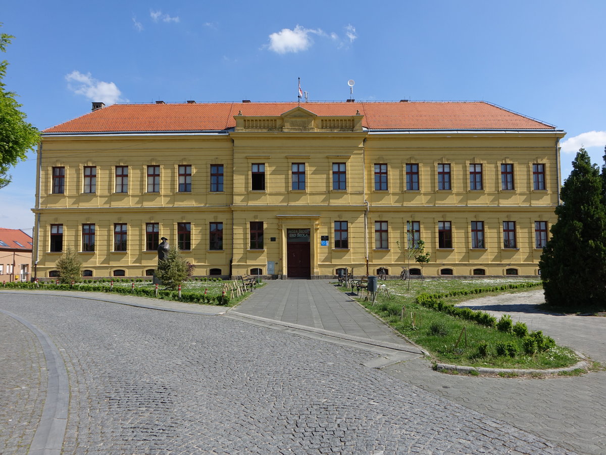 Vukovar, Gymnasium Mora am Samac Platz, gegrndet 1891  (02.05.2017)