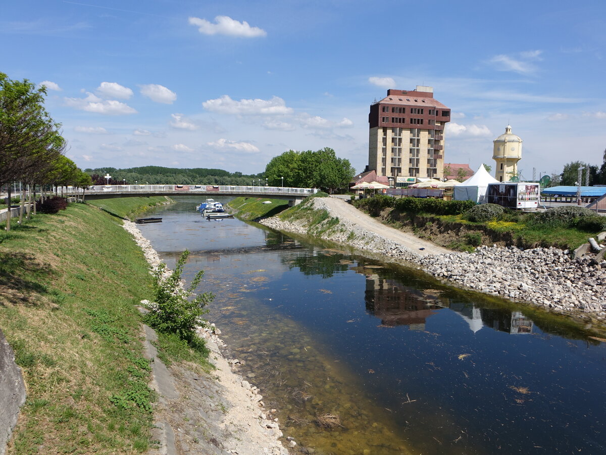 Vukovar, Hotel Dunav und Wasserturm am Fluss Vuka (02.05.2017)