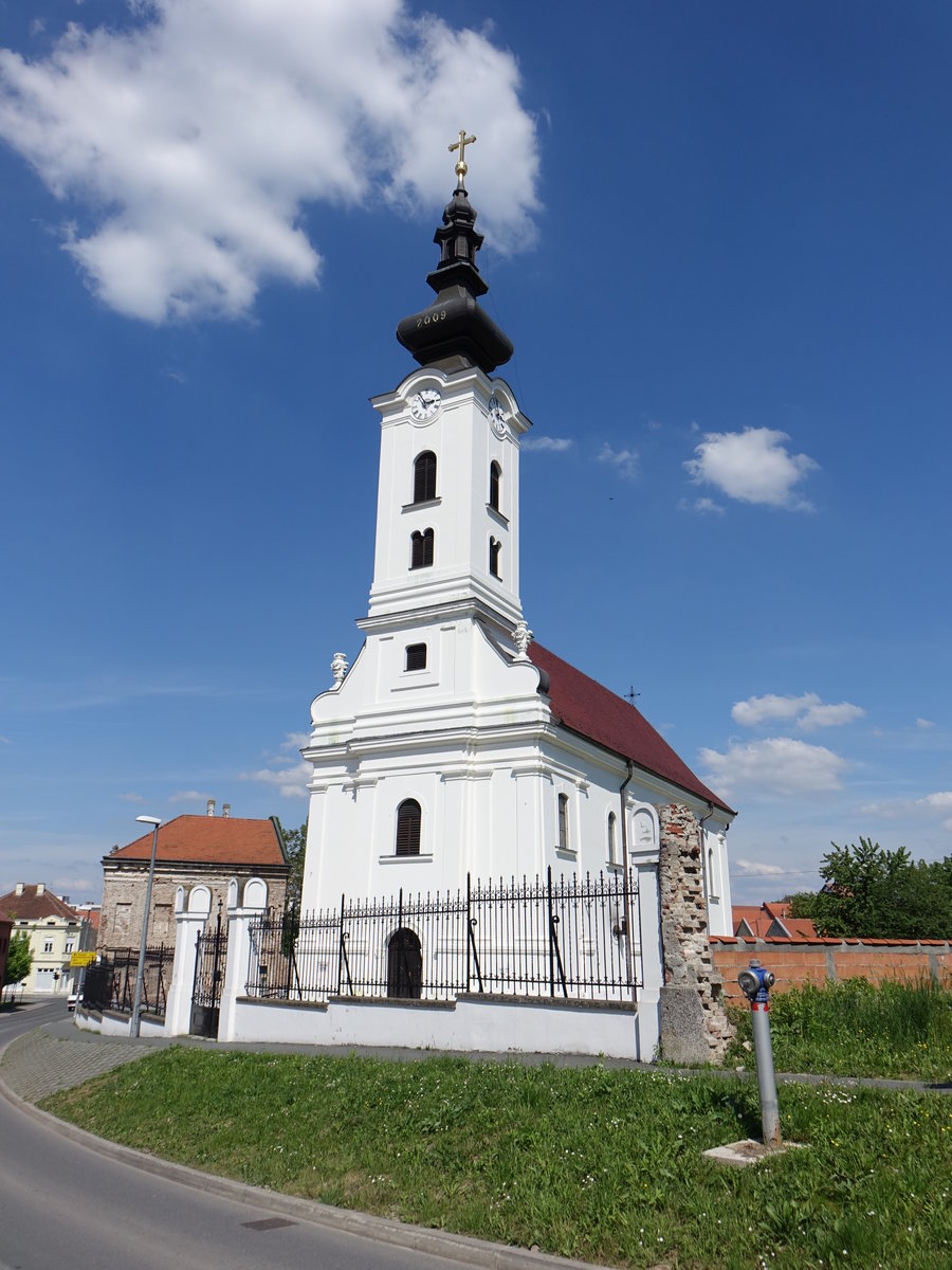 Vukovar, serb. Orth. Kirche St. Nikolaus, erbaut von 1733 bis 1737, Kirchturm von 1767 (02.05.2017)
