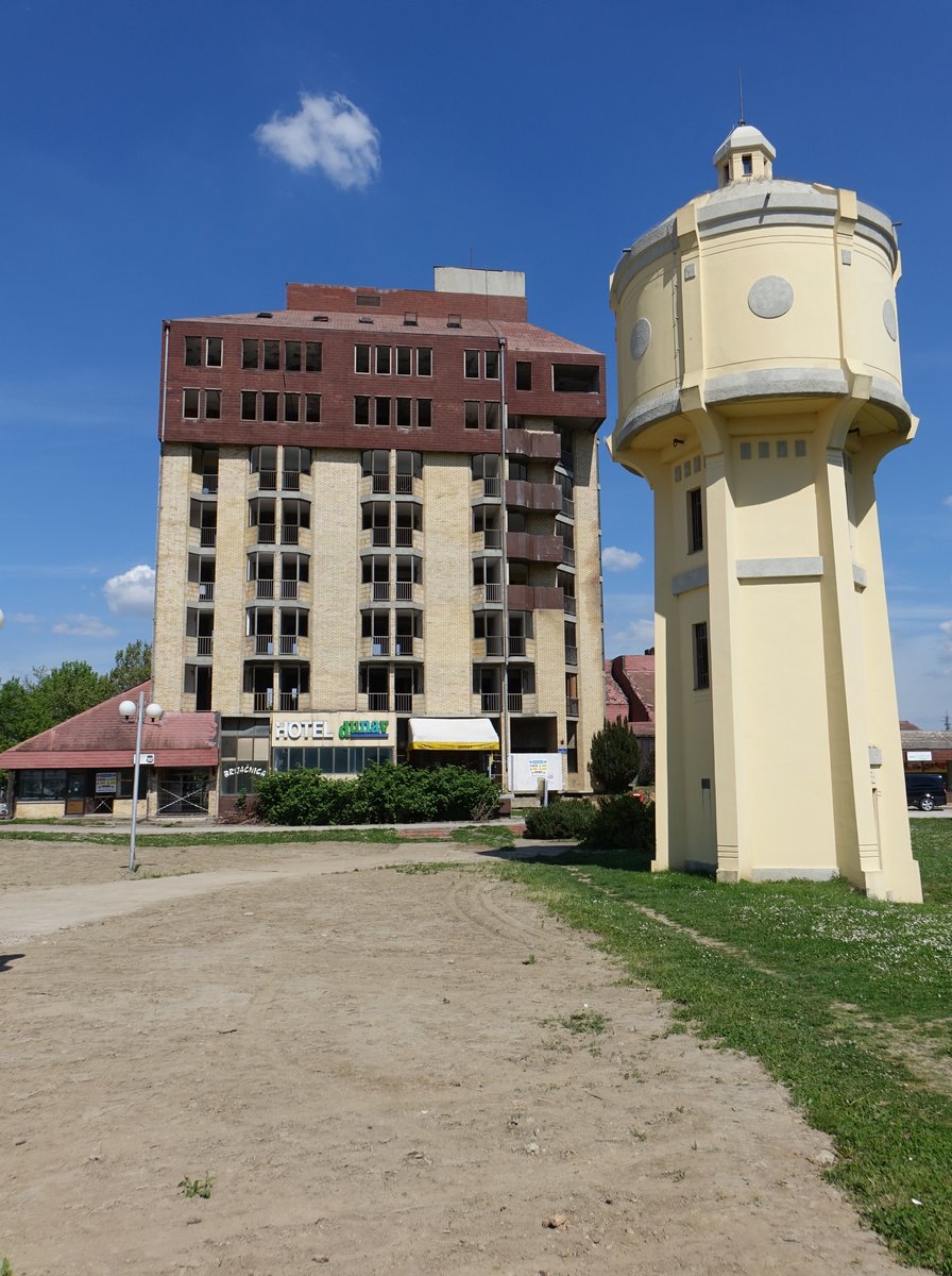 Vukovar, Wasserturm und ehem. Hotel Dunav am Platz der Republik (02.05.2017)