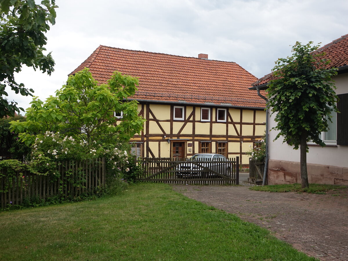 Waake, ehemalige Industrieschule im alten Ksterhaus, gegrndet 1785 durch die Freifrau Philippine Juliane von Wangenheim (29.06.2023)