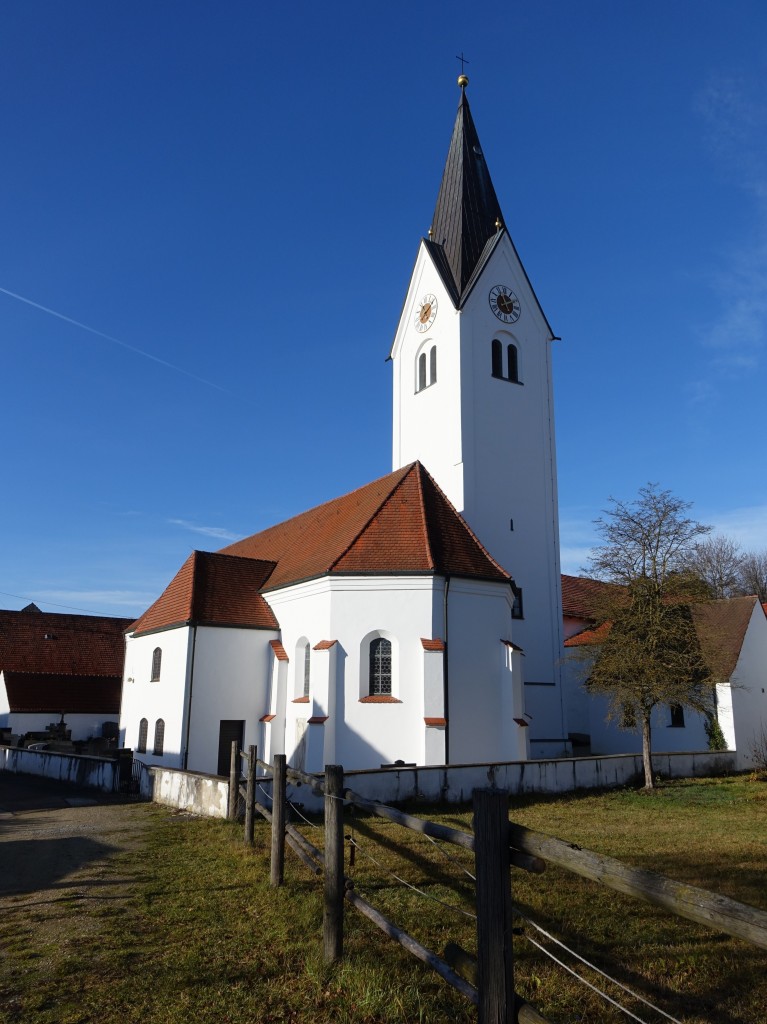 Waal, Maria Himmelfahrt Kirche, Saalkirche mit Steilsatteldach, polygonalem Chorabschluss und nrdlichem Chorflankenturm mit Spitzhelm, Turmunterbau und Chor 15. Jahrhundert, Langhaus erbaut 1780, Turmaufbau 1881 (27.12.2015)