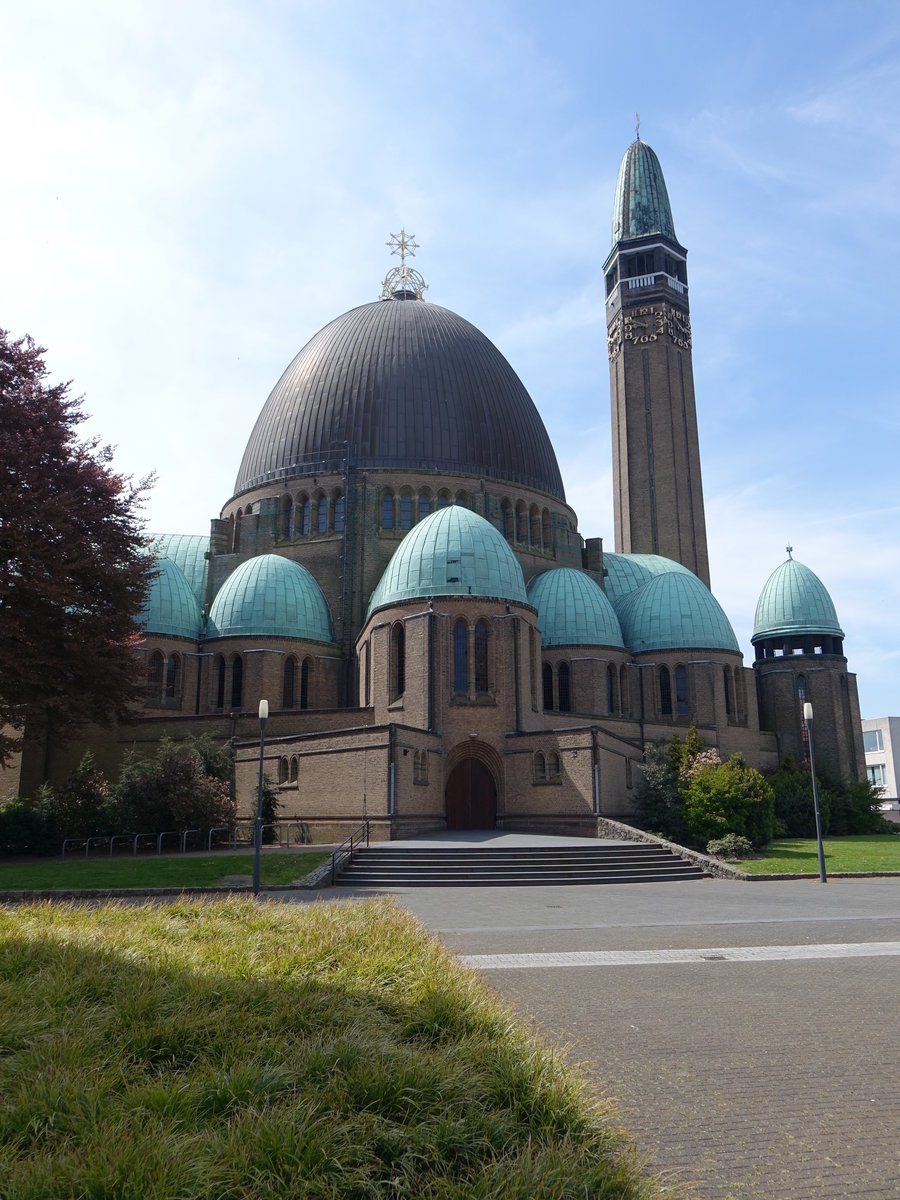 Waalwijk, St. Jans Kirche, erbaut 1926 von H. W. Valk, khner Zentralbau mit hoher Kuppel (06.05.2016)