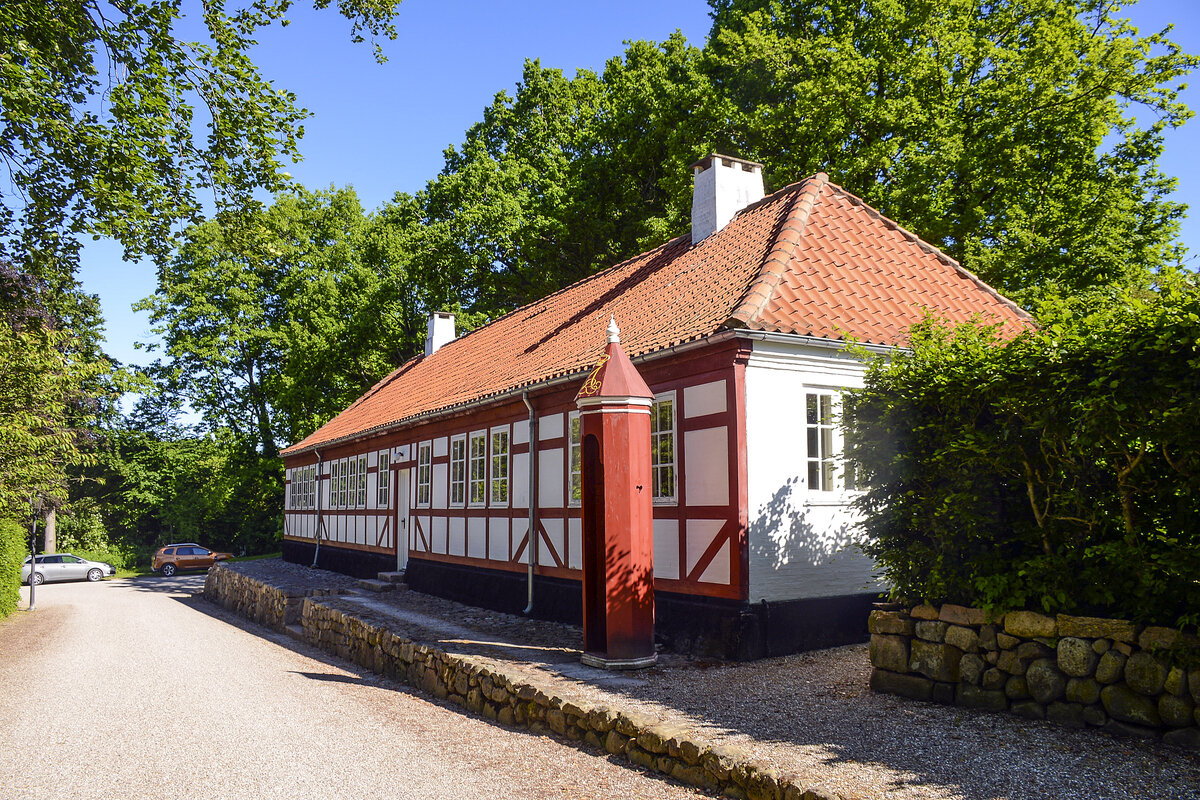 Wachgebude am Schloss Gravenstein (dnisch: Grsten Slot) in Nordschleswig (Snderjylland). Aufnahme: 9. Juni 2021.