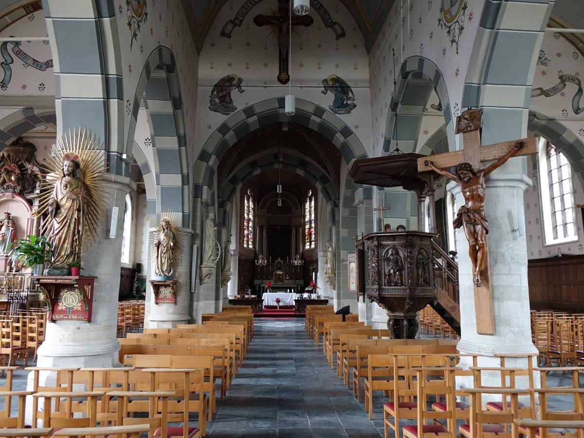Wachtebeke, Innenraum der St. Catharina Kirche mit Tonnengewlbe im Langhaus (29.04.2015)
