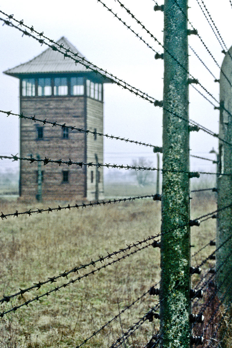 Wachtturm und Stacheldraht in Auschwitz-Birkenau. Bild vom Dia. Aufnahme: April 1992.