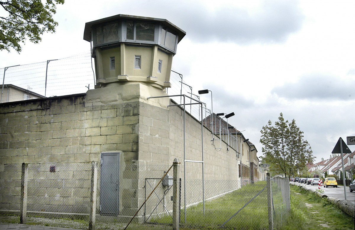 Wachturm an der Ecke Genslerstrae/Lichtenauer Strae. Die Gedenksttte Berlin-Hohenschnhausen ist ein Erinnerungsort fr die Opfer kommunistischer Gewaltherrschaft in Deutschland. Aufnahme: 2. Mai 2008.