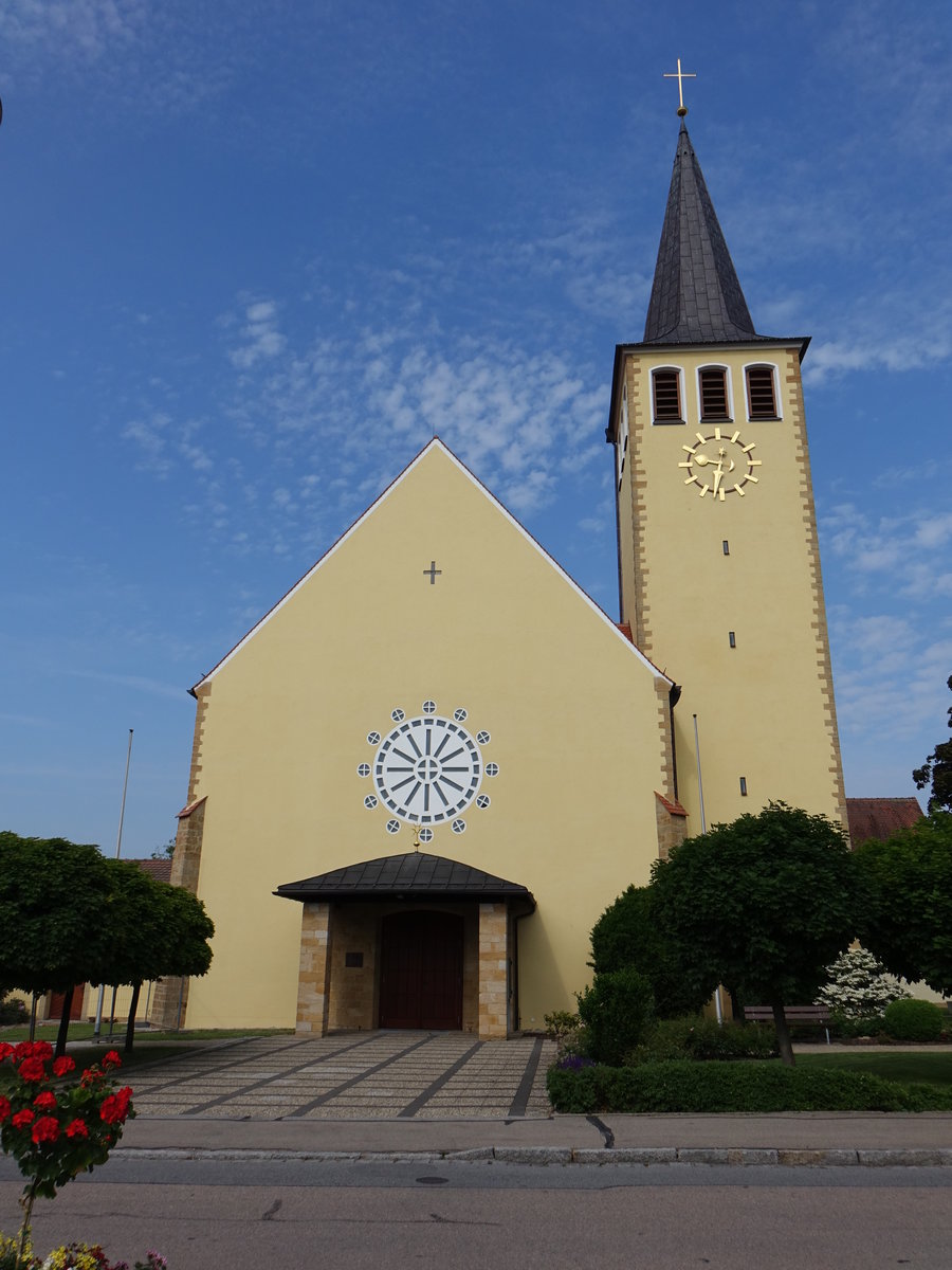 Wackersdorf, kath. Pfarrkirche St. Stephanus, erbaut bis 1952 durch die Baufirma Gebr. Donhauser, Architekt Heinz Beckers (03.06.2017)