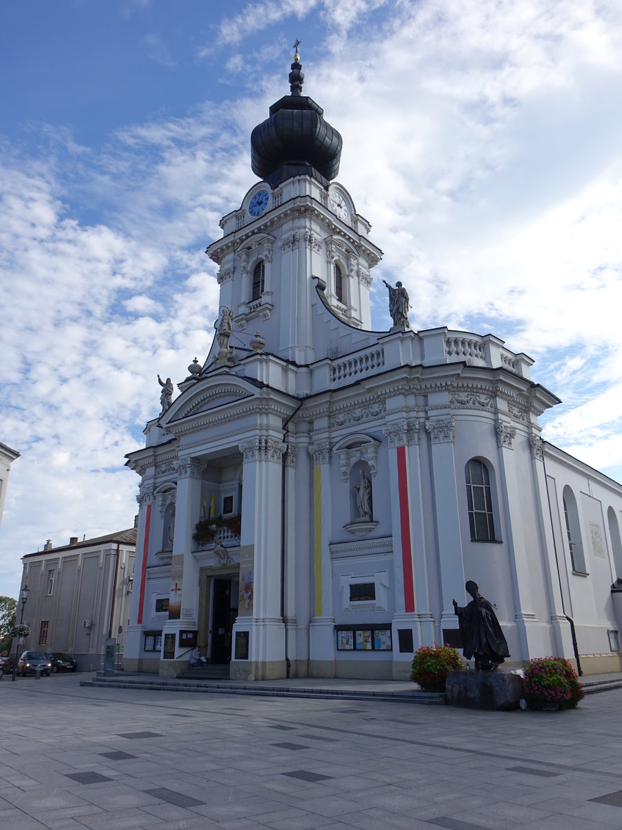 Wadowice / Frauenstadt, Pfarrkirche Maria Himmelfahrt am Plac Jana Pawła I, erbaut im 18. Jahrhundert (05.09.2020)