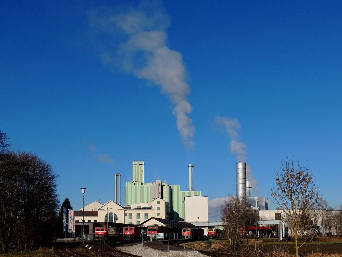 Wrmekraftwerk Timelkam, erzeugt seine Energie aus Gas, Dampf u. Biomasse, und liefert eine jhrliche Stromerzeugung von rund 2.500GWh, welche fr
~700.000 Haushalte reicht; 131230