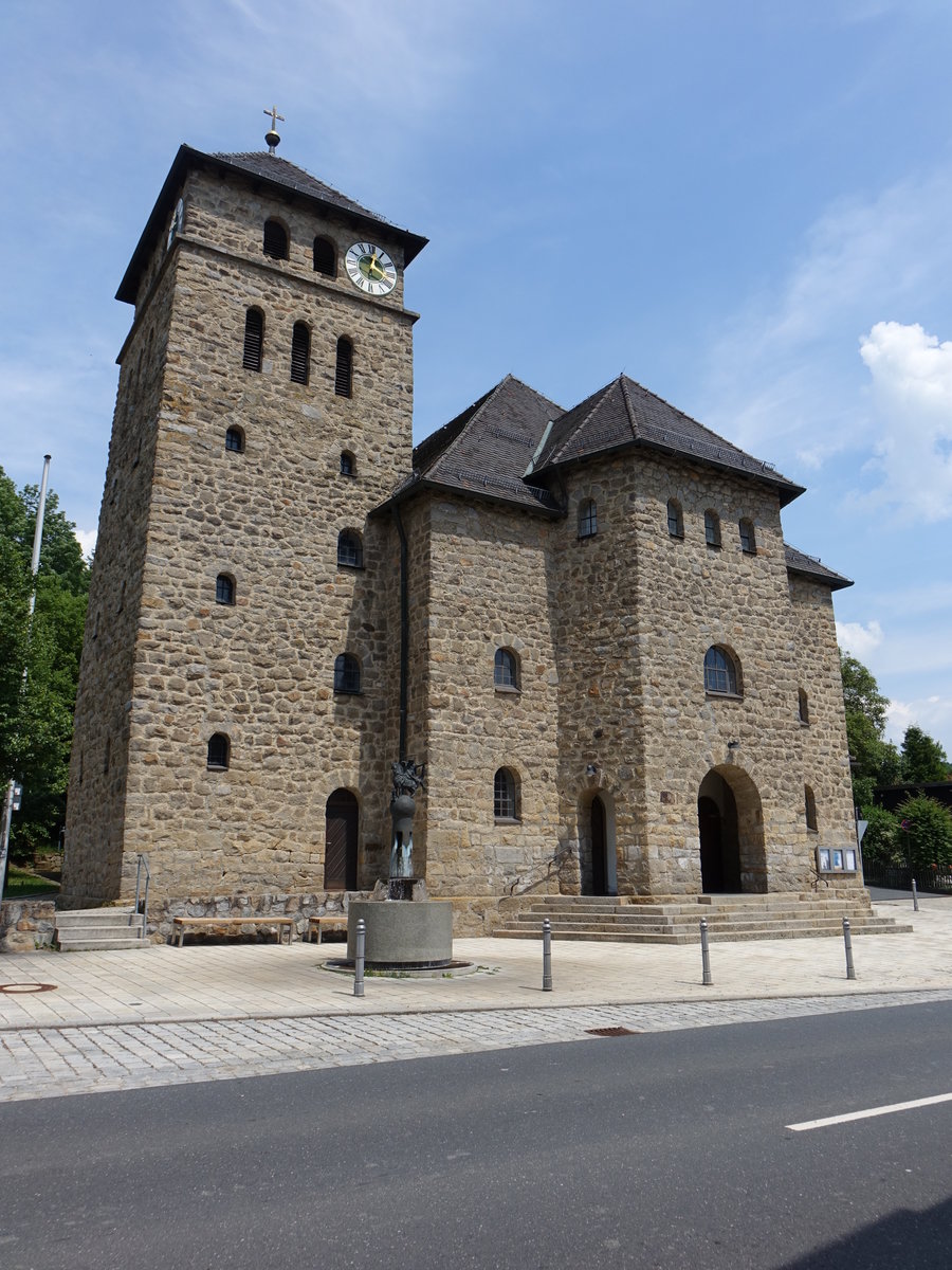 Waffenbrunn, kath. Pfarrkirche Maria Himmelfahrt, Saalbau mit Walmdach, erbaut 1922 (03.06.2017)