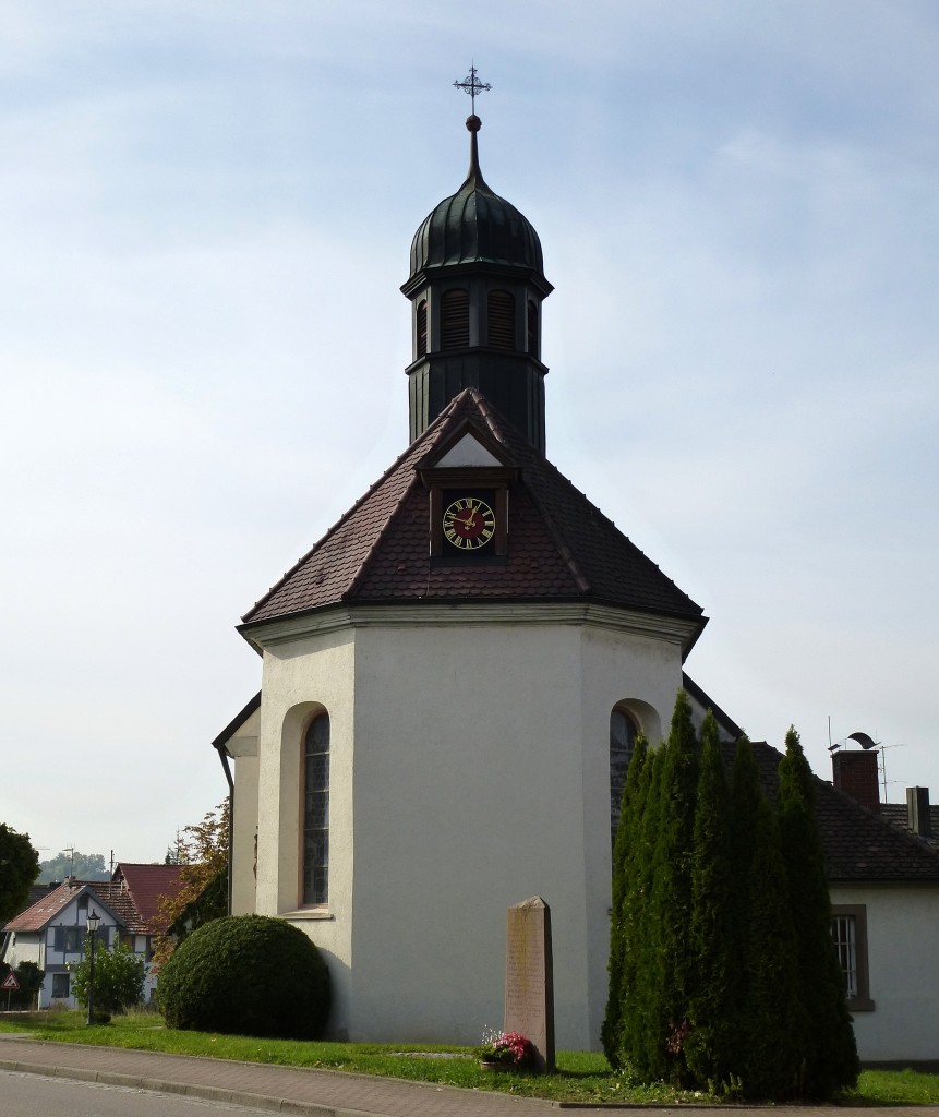 Wagenstadt, die Ostseite mit Chor der katholischen Kirche St.Mauritius, Okt.2015