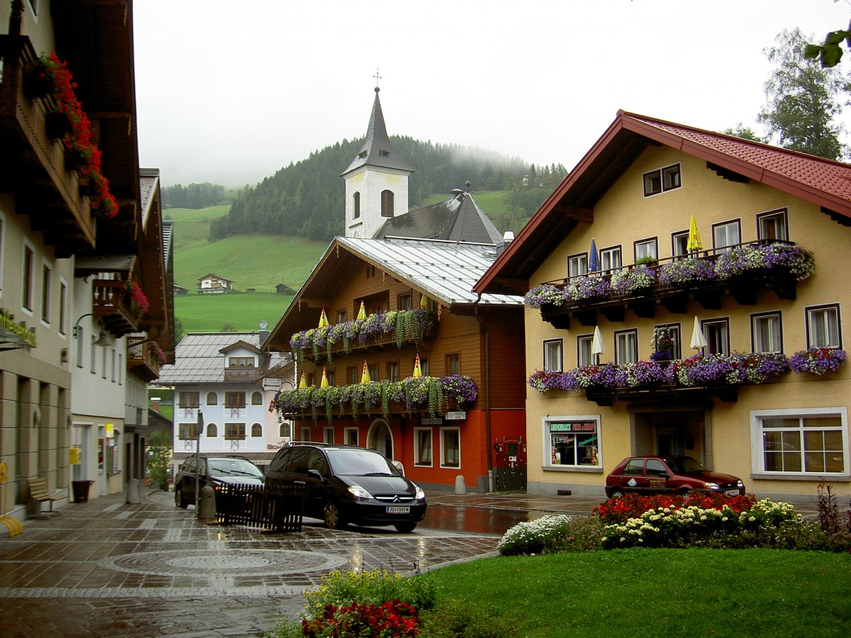 Wagrain, Marktplatz mit Marktkirche St. Franziskus (31.07.2014)